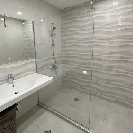 Peter House - Free Parking Apartment